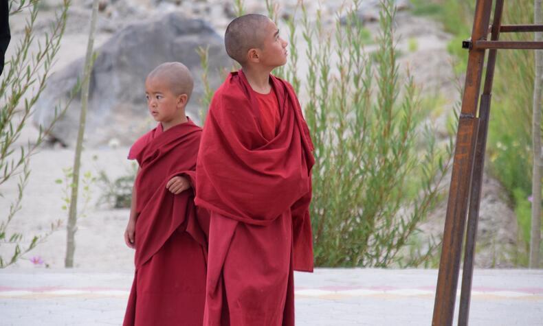 viaje lujo remoto a Ladakh India monjes