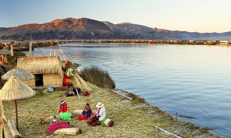 islas uros andes peruanos