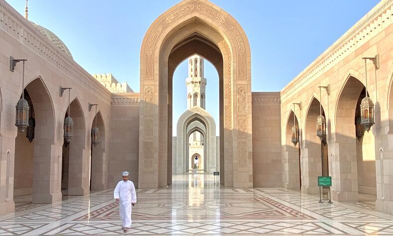 viaje lujo remoto omán mezquita sultán qabós.