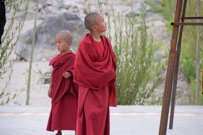 viaje lujo remoto a Ladakh India monjes