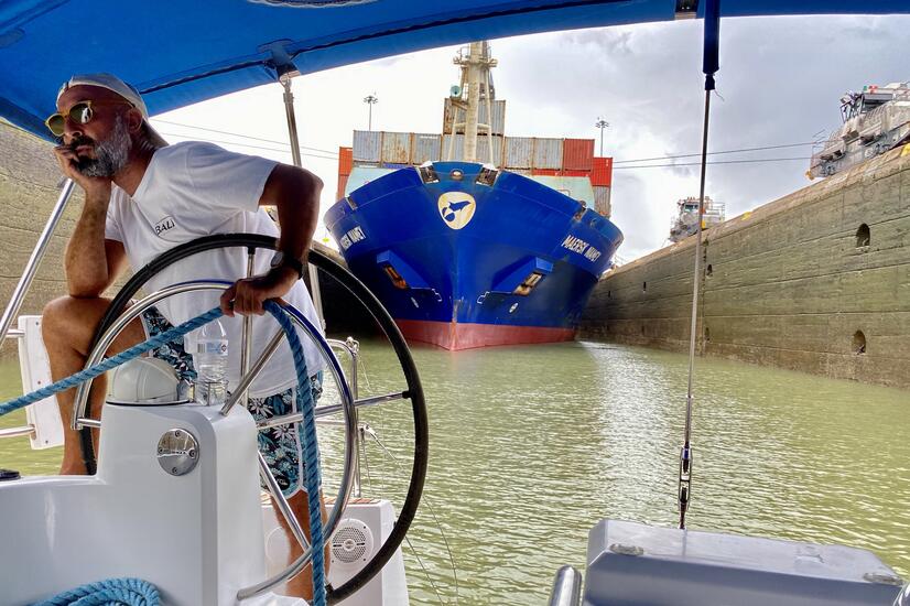 Una de las formas más exclusivas de descubrir este punto estratégico del planeta es a bordo de un yate privado desde donde darnos cuenta de la inmensidad de los buques cargueros que, a diario, cruzan el canal. Foto: Juan Vasconez