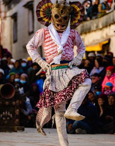 Danza ritual en el festival Tiji con ropa tradicional de fantasmas demoníacos.