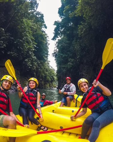 Rafting en la catarata del río Pacuare.