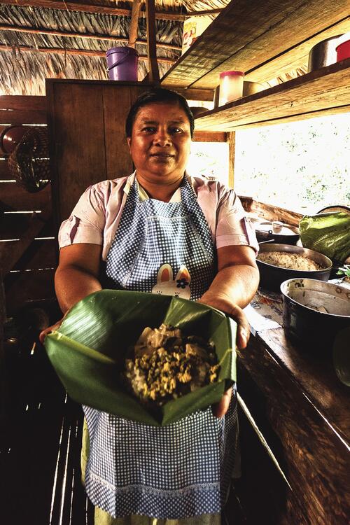 Cocinera de la comunidad Bribri, en Limon