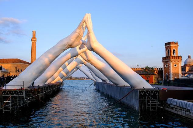 Lorenzo Quinn escultura Venecia