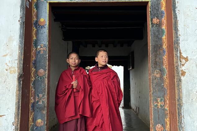 Jóvenes monjes en el templo