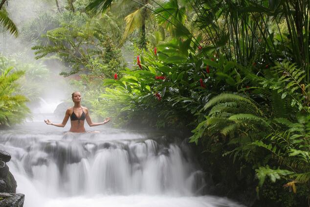 Yoga en un baño termal