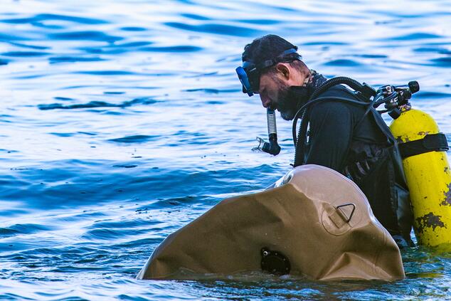 Cesar Vargas con el equipo de buceo