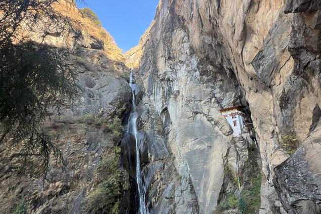 Vista de cascada y templo