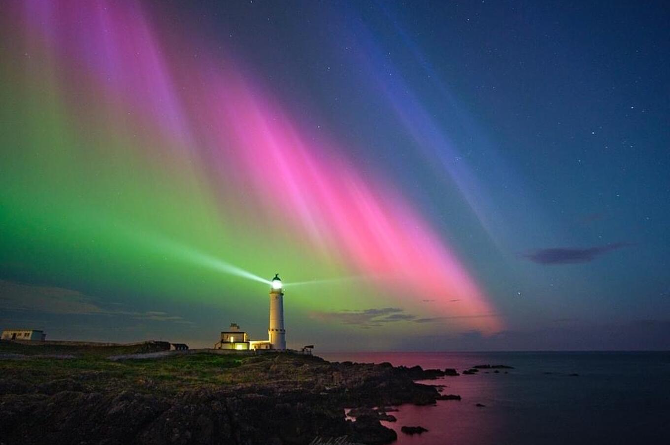 Aurora Boreal en un faro construido en 1815 Foto: Mark Shannon