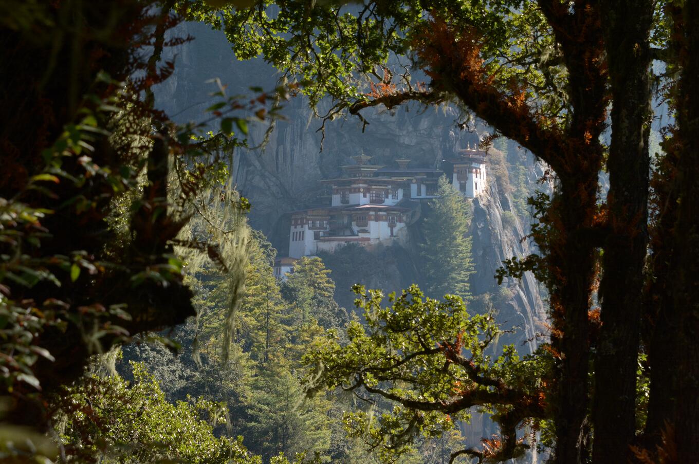 Desde el mirador, el monasterio se ve sobre el acantilado, perfectamente integrado en el paisaje montañoso y rodeado de serenidad.