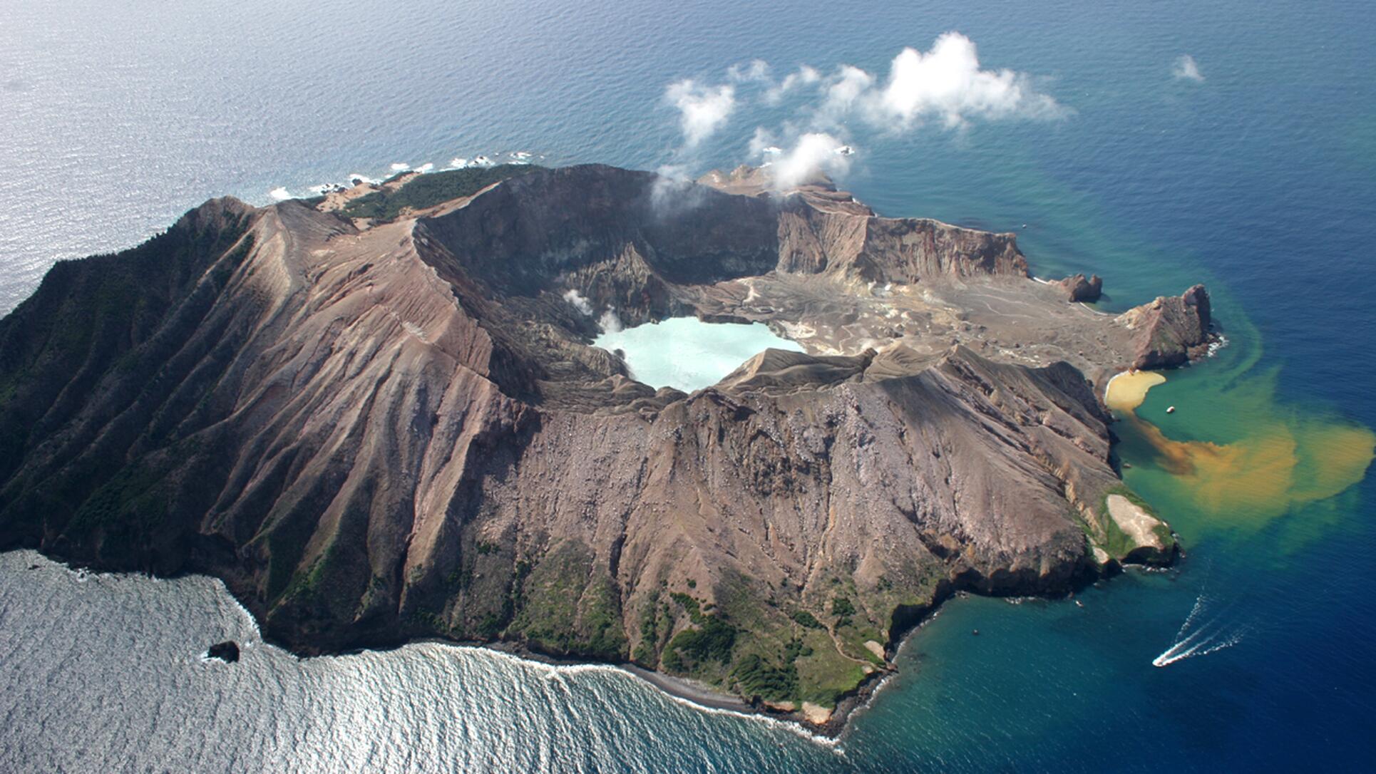 Al fondo el volcán de White Island.