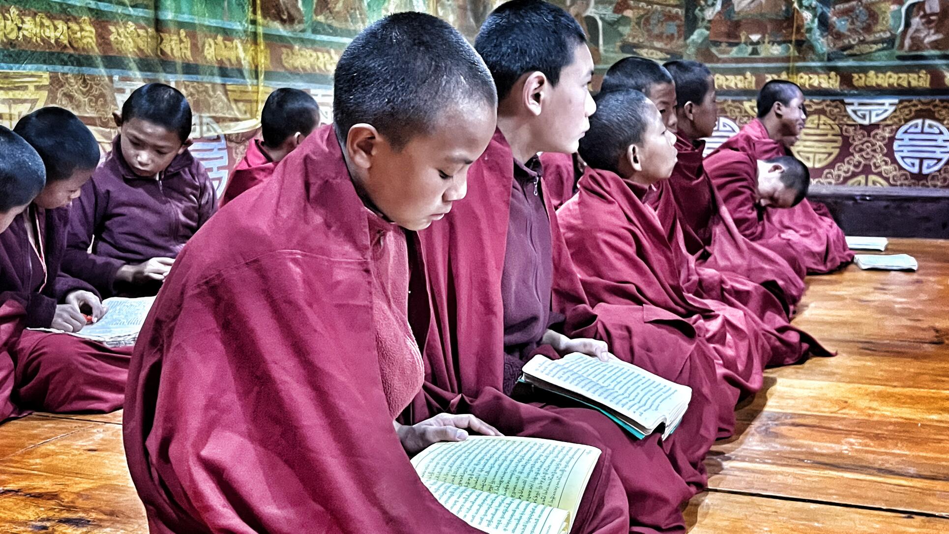 Los monjes butaneses combinan disciplina espiritual y académica, viviendo en austeridad, estudiando textos budistas y manteniendo una profunda conexión con su fe.